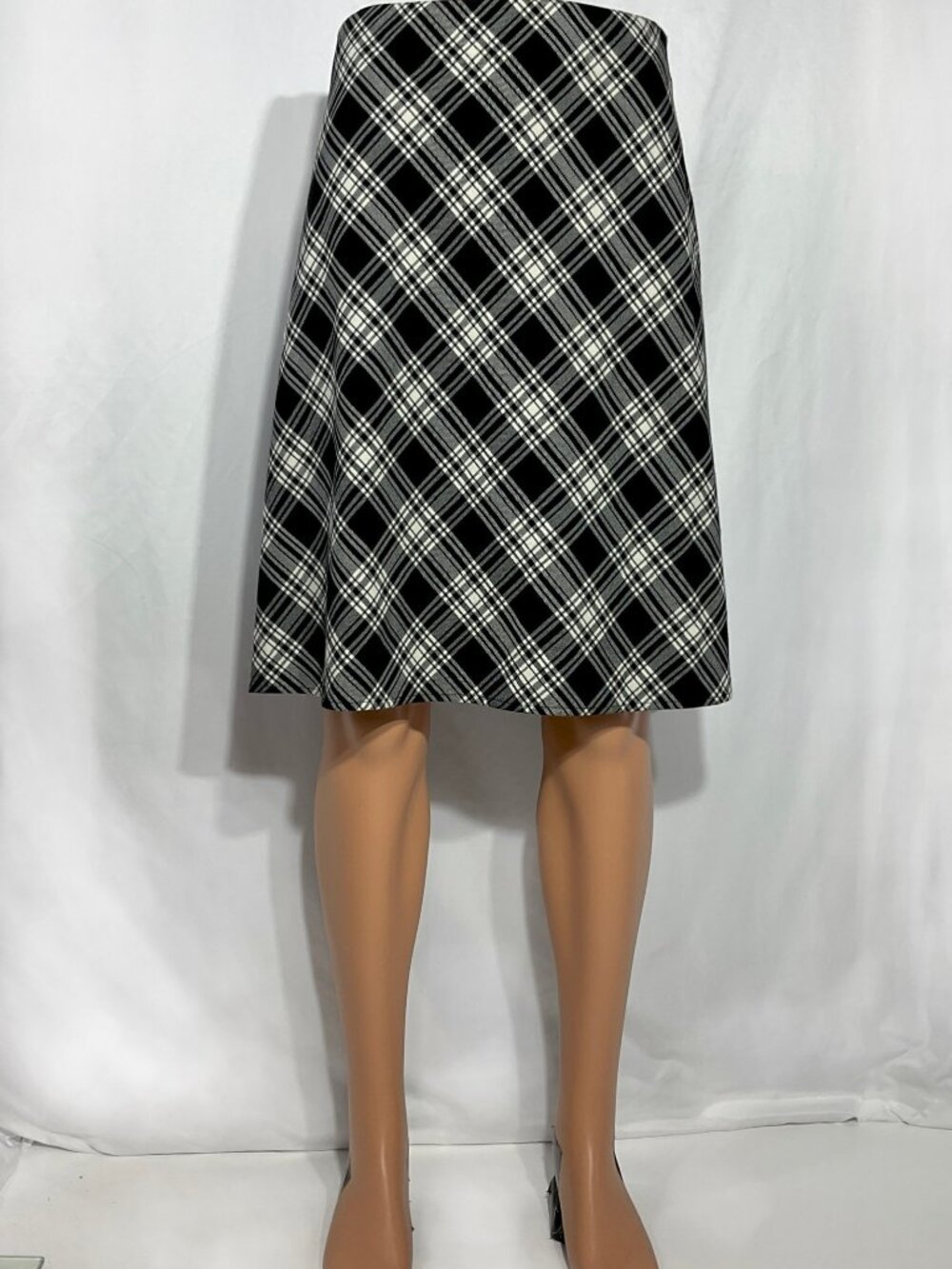 Josephine Chaus Sz 12 Knee Length Black & Off-White Plaid Side Zip Skirt